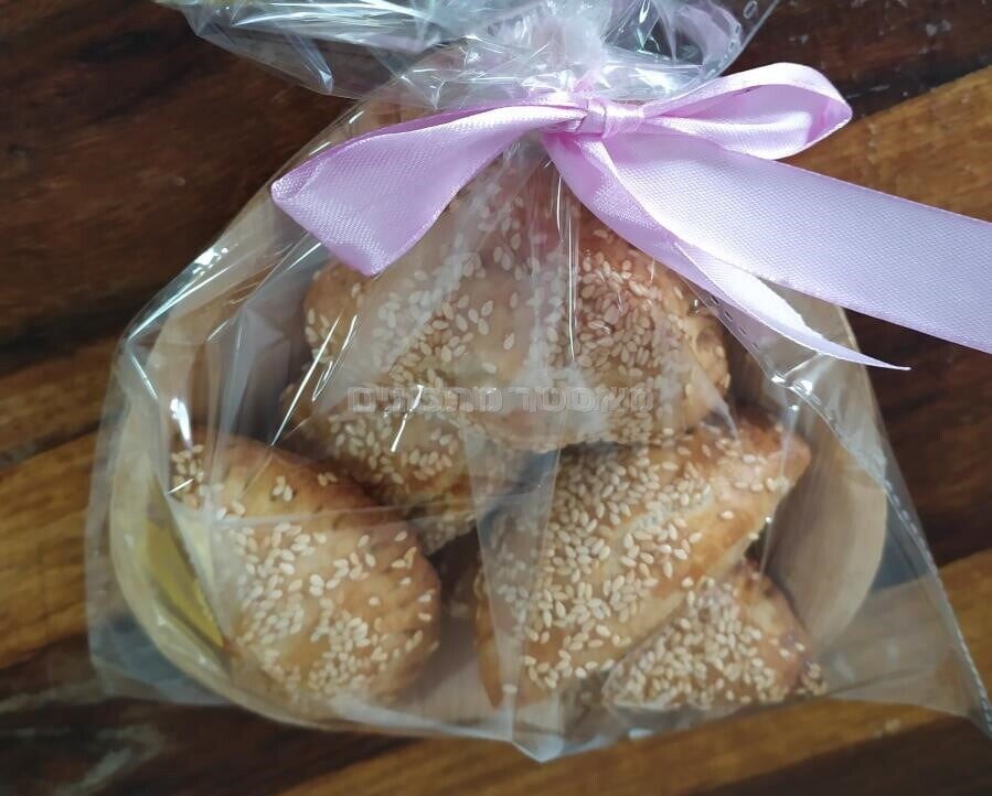 בורקיטס עם חציל וגבינה בולגרית