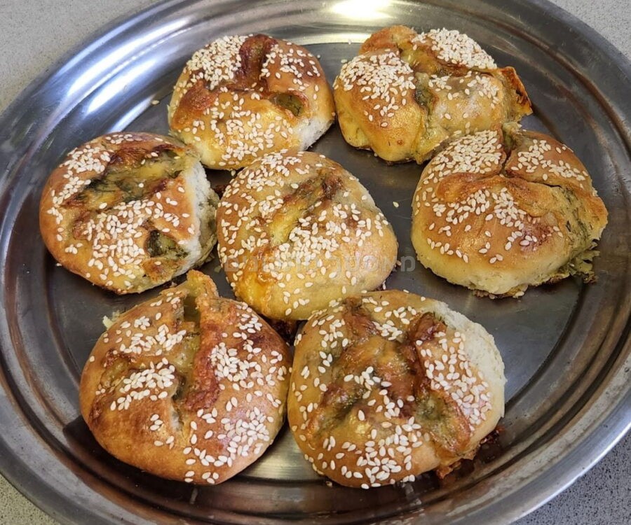 לחמניות במלית גבינה / תרד / זיתים / שמיר