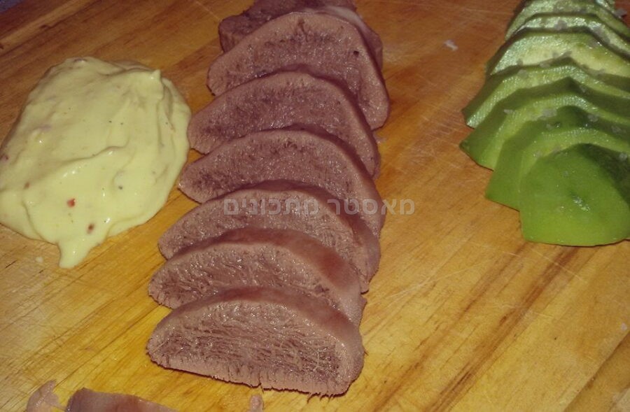 לשון ברוטב איולי שום וצ'ילי