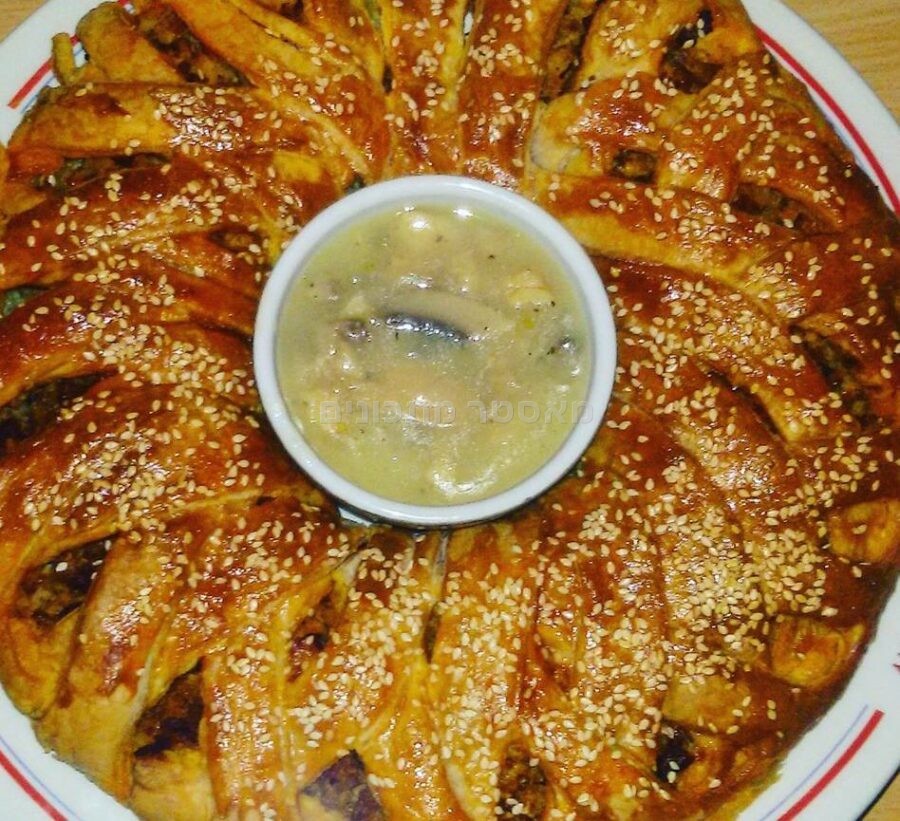 רולדת בצק עלים עם בשר ברוטב פטריות