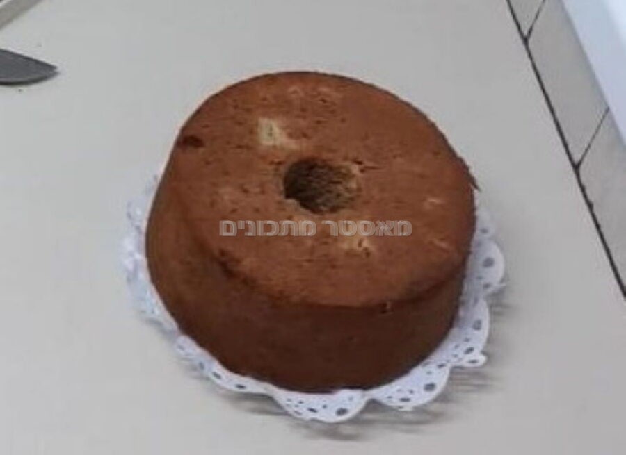 עוגת תפוחים גבוהה עם אגוזים פיסטוקים וקינמון