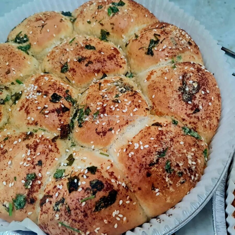 לחם שום, פלוטים/בייגלה ממולא זיתים וגבינה, לחם קופים, פרנה ועוד