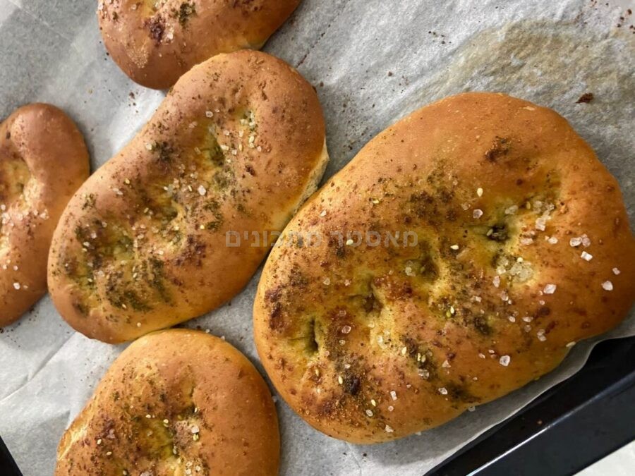 לחם עם שמן זית , מלח גס, אבקת שום וזעתר ❤