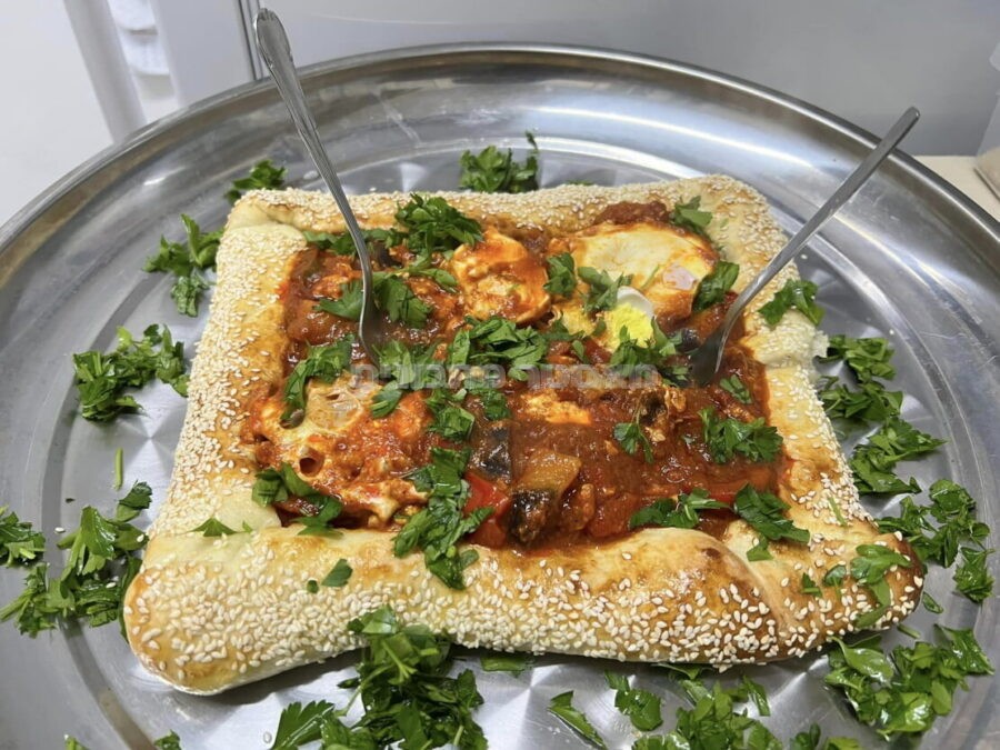 שקשוקה עם ירקות בתוך מאפה ממולא בגבינות