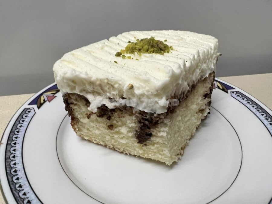 עוגה תורכית עם רוטב שוקולד וקצפת