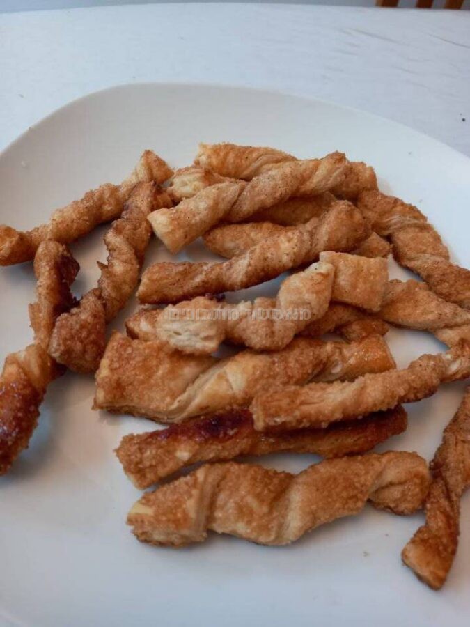 אצבעות בצק עלים טבולים בסוכר וקינמון