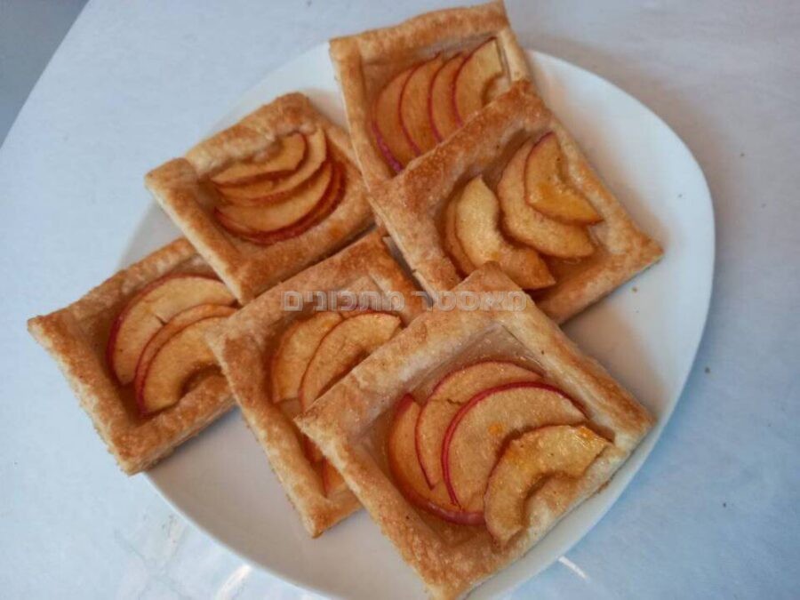 ריבועי בצק עלים במילוי תפוחים