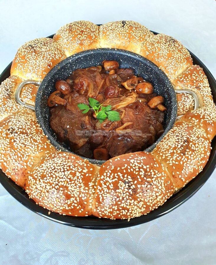 צלי כתף עם ערמונים ופטריות + לחמניות