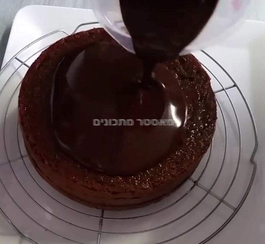 עוגת שוקולד בציפוי גלסאז'