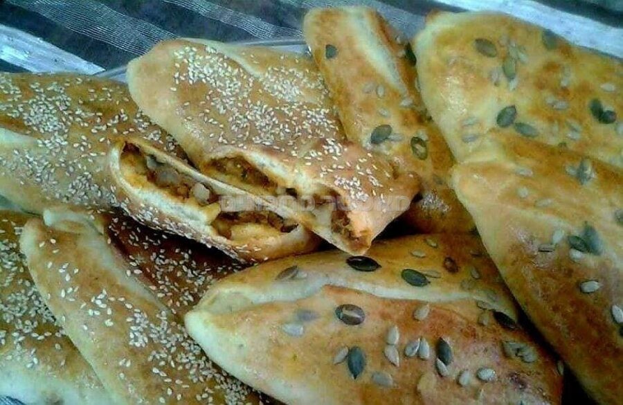 מאפה משולש במילוי בשר ופטריות