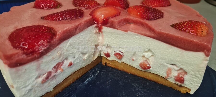 עוגת מוס עם תותים בציפוי תותים🍓🍓🍓