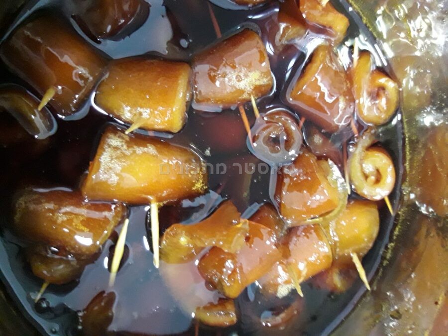 ריבת קליפות תפוז במילוי אגוזי מלך שקדים