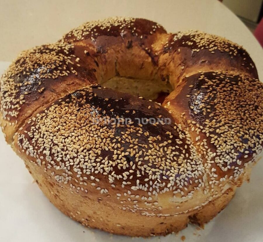 מאפה בצק שמרים במילוי חצילים קלויים וגבינת פטה