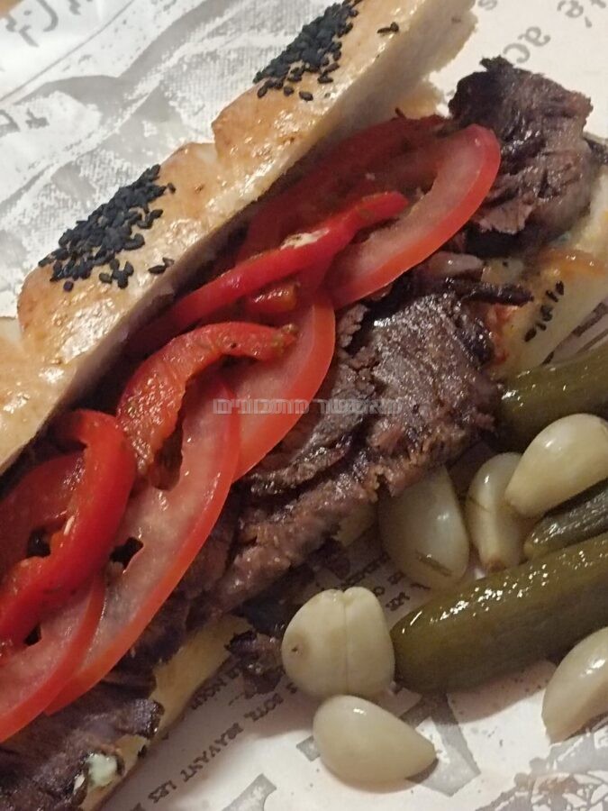 סנדוויץ צלי בקר על הפלנצה אולי פסטו אולי עגבניות מיובשות פלפל קלוי והמון אהבה ❤️