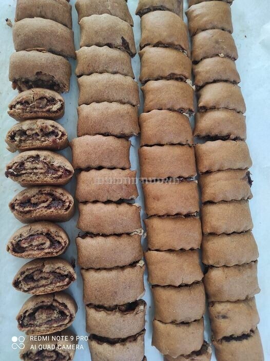 מגולגלות כוסמין במילוי תמרים וחלווה