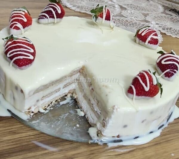 עוגת בסקויטים בציפוי שוקולד לבן 🍓