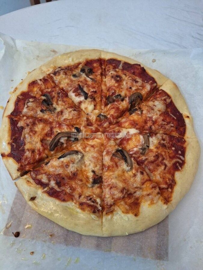 פיצה קלאסית ברוטב עגבניות ופטריות … נפלאה🍕🍕🍕