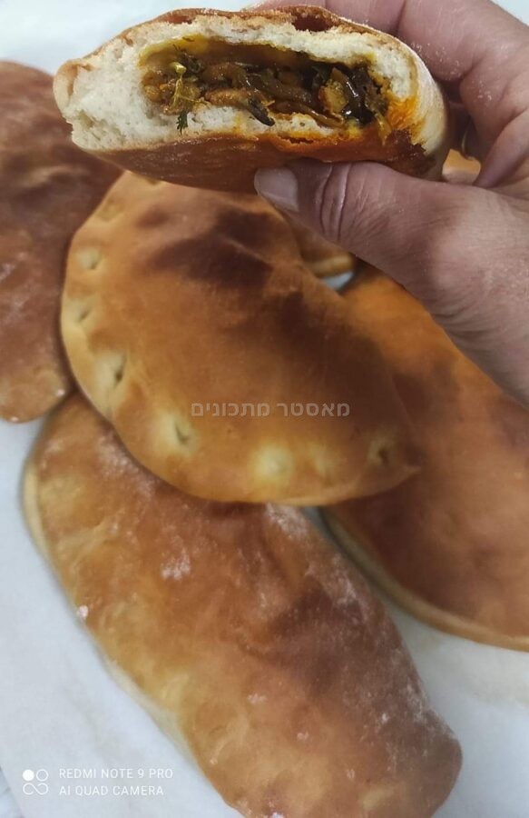 לחמניות במילוי בצל מקורמל פטריות וכוסברה