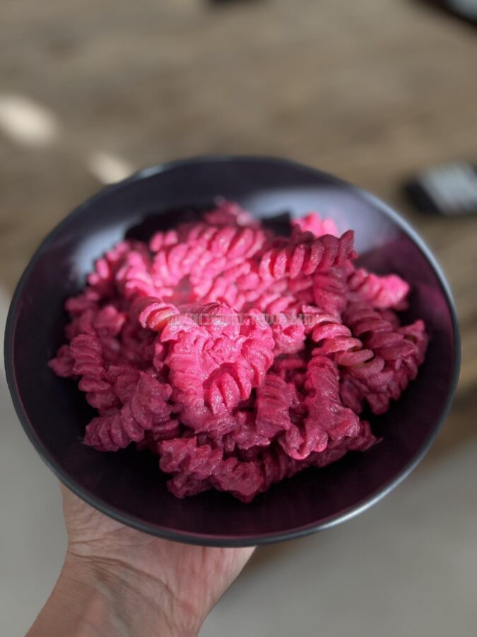 פסטה מהירה עם קרם סלק ושני פרטים נוספים