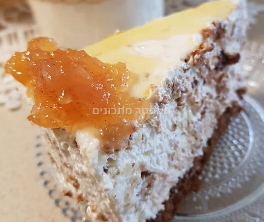מוס שוקולד לבן על בסיס עוגת דבש ותפוח מקורמל