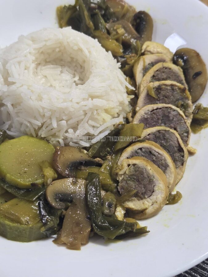 חזה עוף ממולא (פופייט) ברוטב פטריות וקישואים