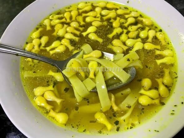 מרק אטריות וכנפיים הודו עם שקדי מרק