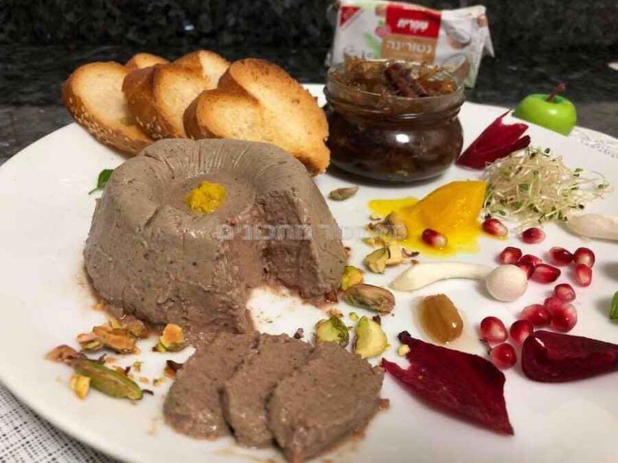 פטה כבד לצד ריבת בצל