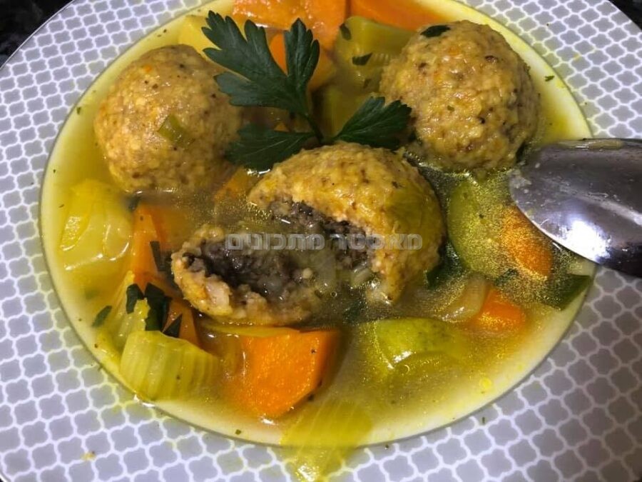 קובה מקמח מצות במילוי בשר ופטריות במרק ירקות