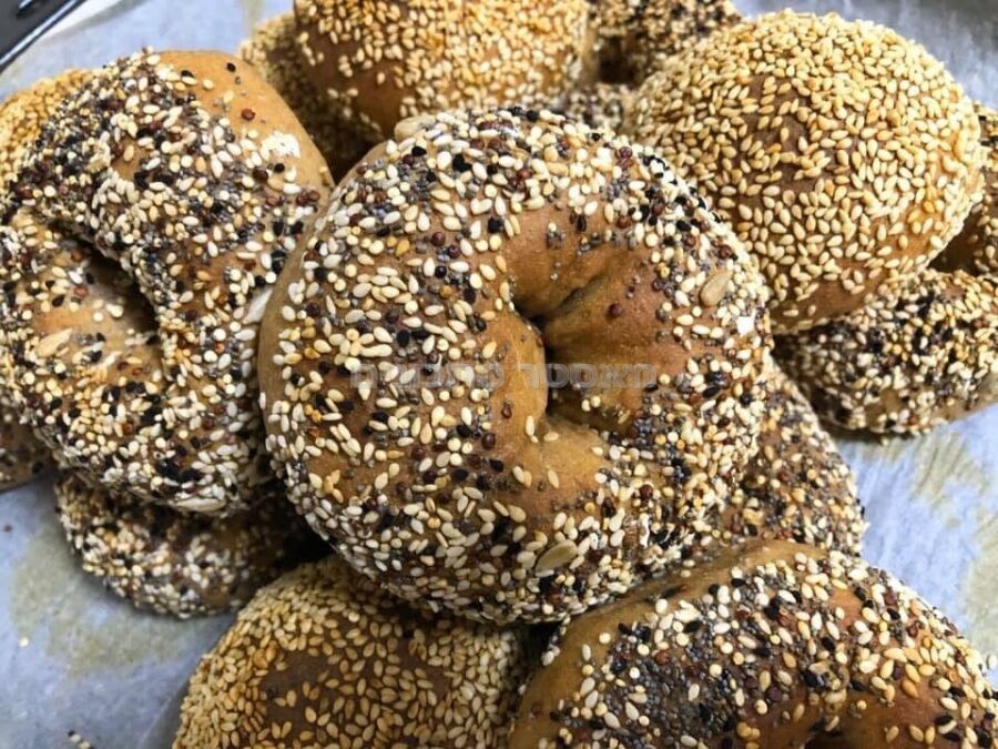 לחמניות בייגל וכוסמין בציפוי דגנים