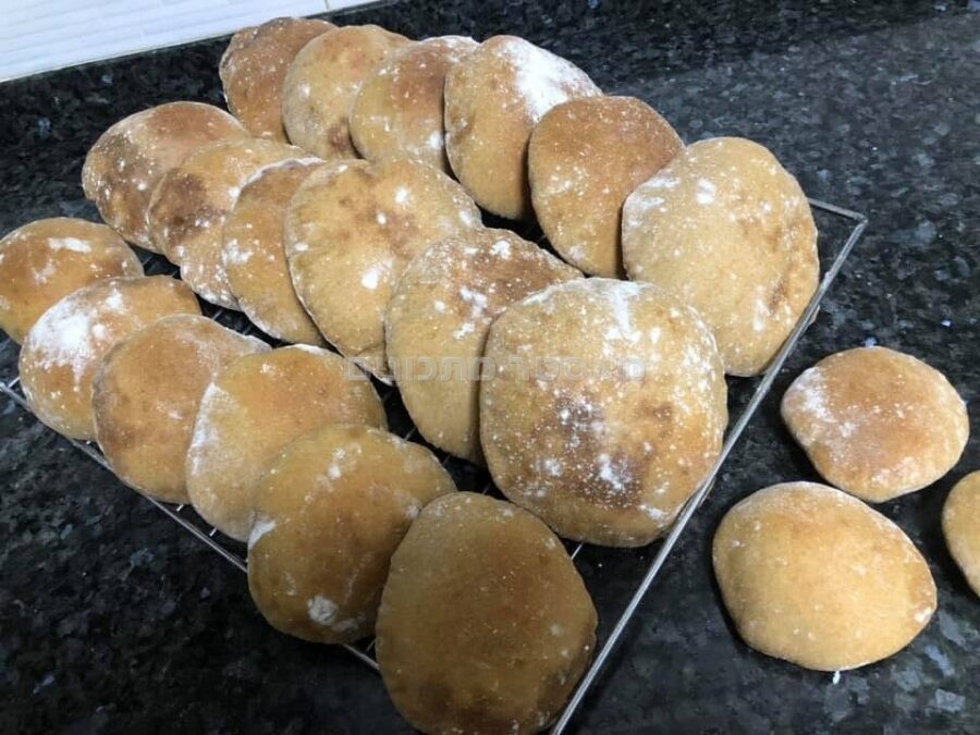 פיתות כוסמין מלא בתנור