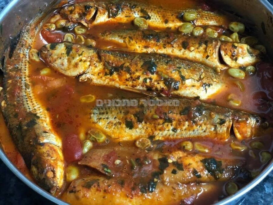 דגים ברוטב עגבניות עם פול ירוק
