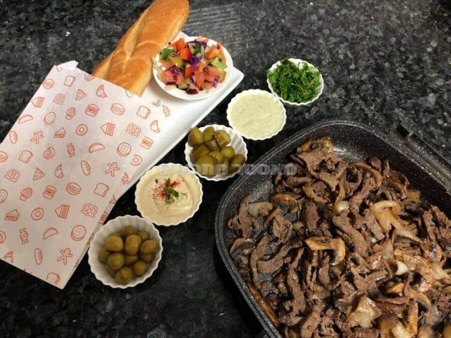 רצועות שייטל מוקפצות עם בצל ופטריות