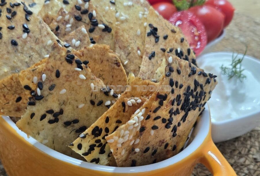 קרקרים קריספיים מקוטג' וקמח חומוס