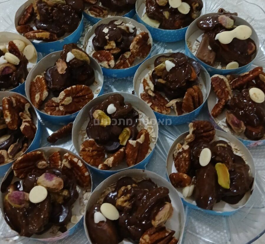 כתרי שוקולד מריר ופיצוחים קלויים