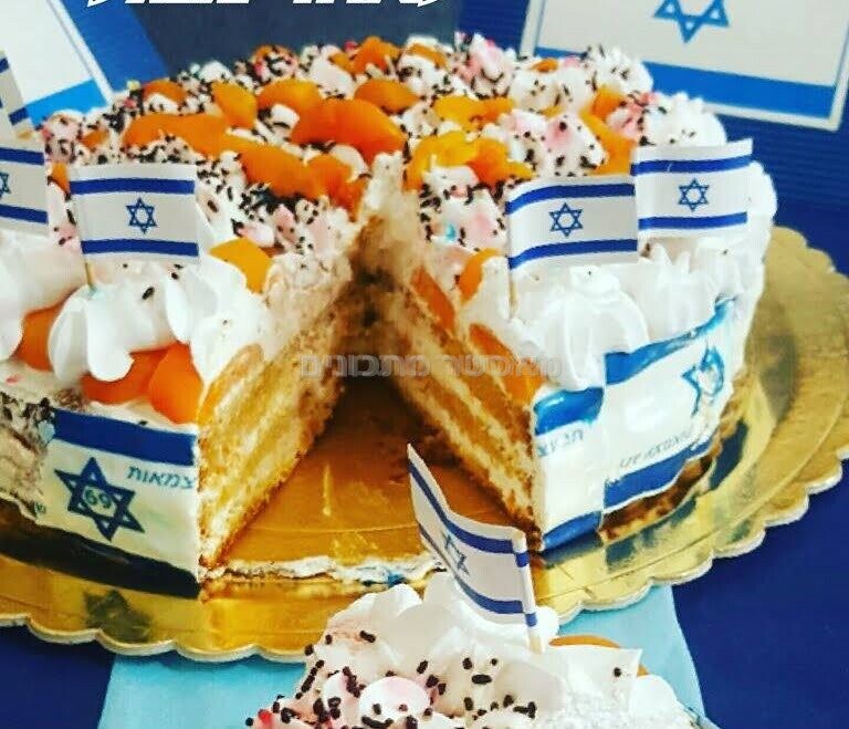 עוגת טורט פרווה 3 שכבות במילוי קצפת ומשמש