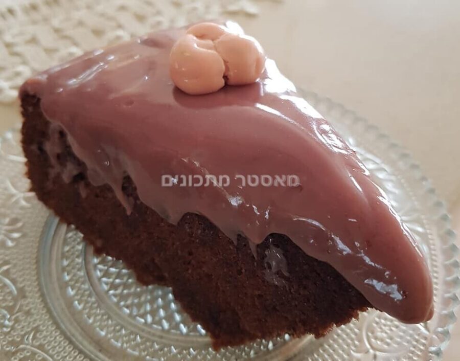 עוגת שוקולד עטופה בגאנש שוקולד תות