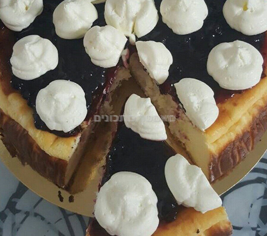 עוגת גבינה עם אוכמניות וקצפת