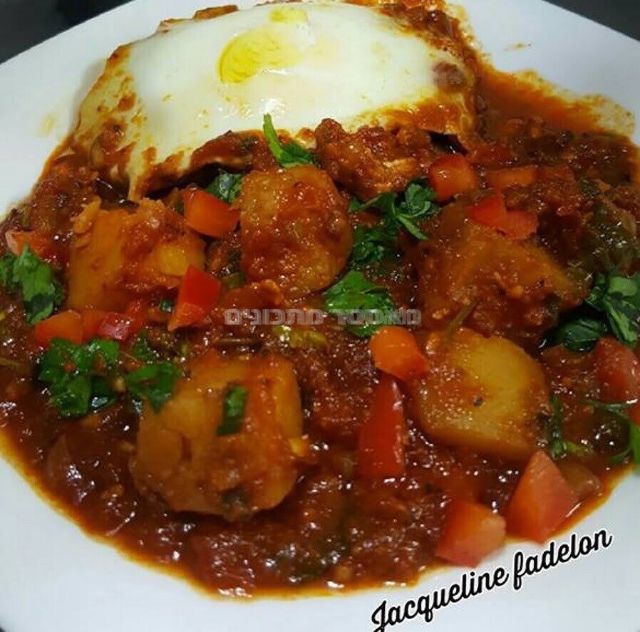 שקשוקה עם בצל גמבה ותפוחי אדמה