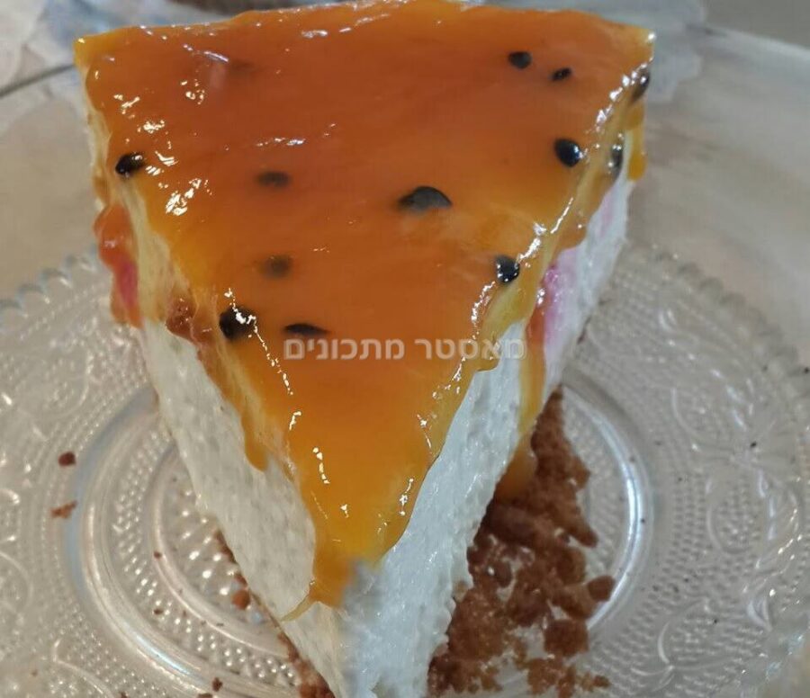 עוגת גבינה קרה במילוי דובדבנים וציפוי פסיפלורה