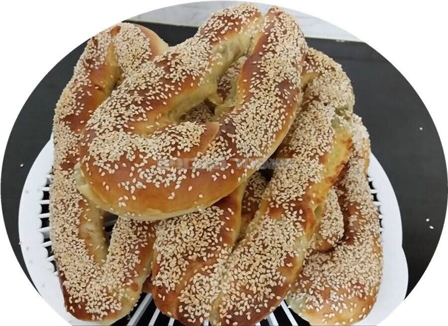 בייגלה ירושלמי במילוי גבינה צהובה וזיתים