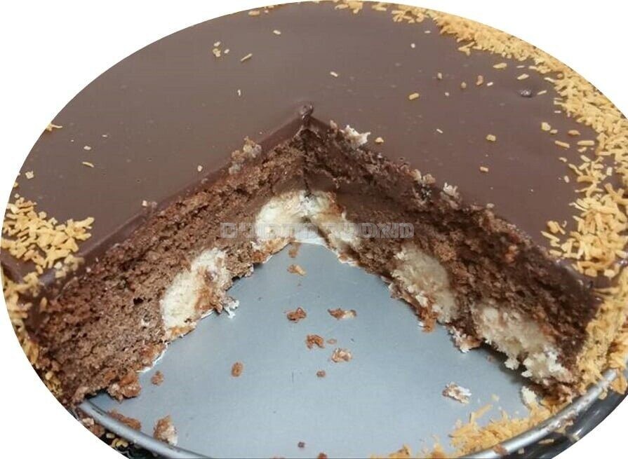 עוגת שוקולד במילוי כדורי קוקוס