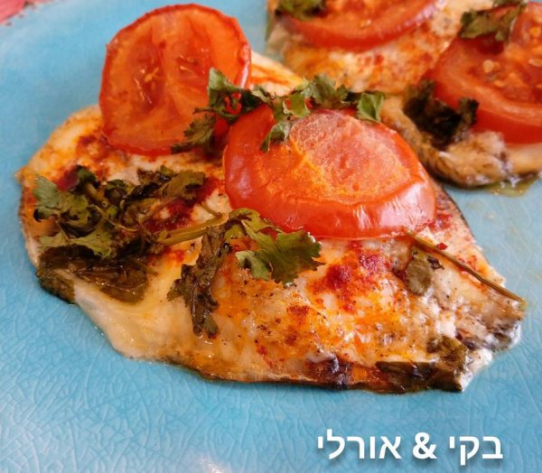 פילה דג אפוי מתובל בתנור, עם מיונז, פרוסות עגבניה וכוסברה