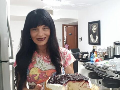 עוגת גבינה בציפוי שמנת חמוצה ופירות יער