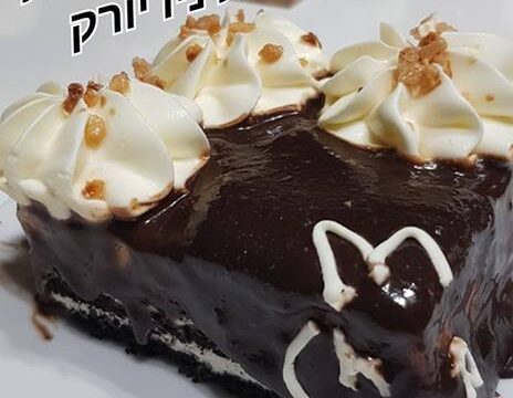 עוגת ביסקוויטים מעוצבת עם גבינת ניו יורק בציפוי גנאש שוקולד וממרח נוטלה