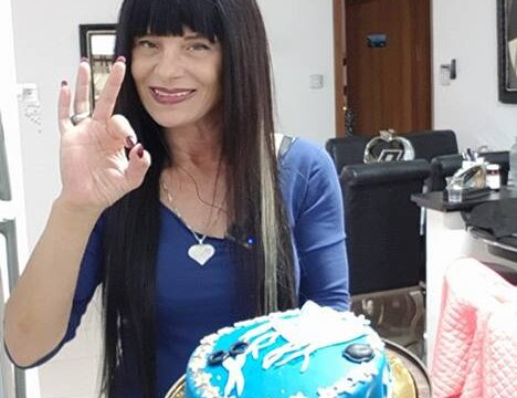 עוגת טורט מעוצבת במילוי מחית אוכמניית וקצפת ובציפוי בצק סוכר