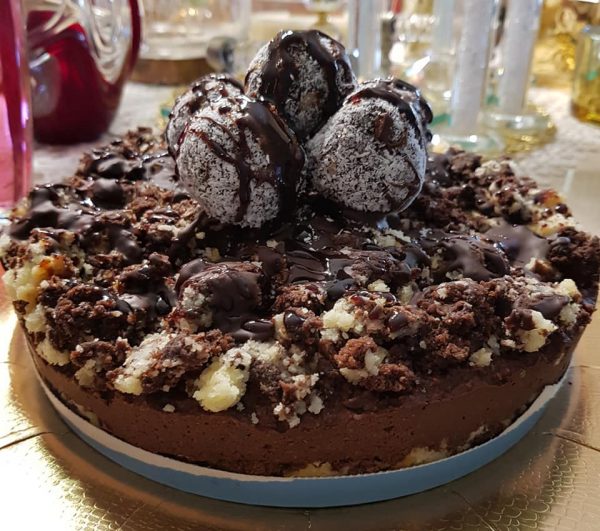 עוגת שכבות בראוניס, אגוזים, קוקוס ושוקולד עם כדורי שוקולד אגוזים