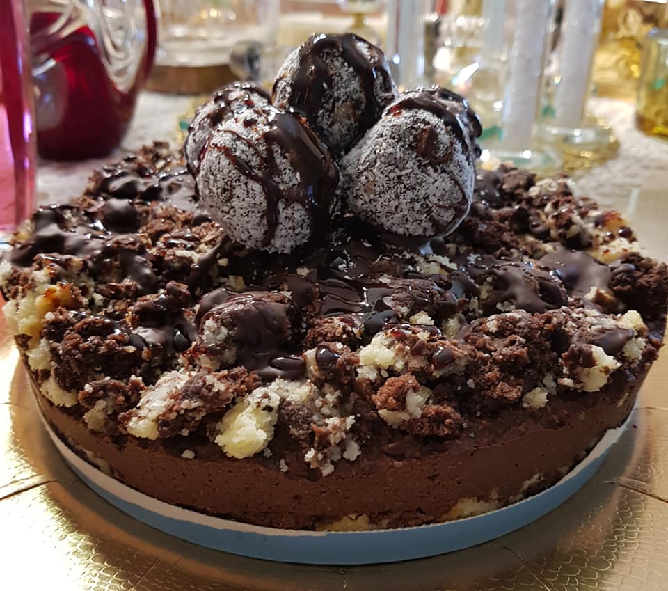 עוגת שכבות בראוניס, אגוזים, קוקוס ושוקולד עם כדורי שוקולד אגוזים