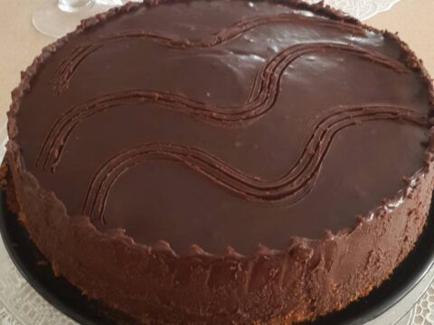 עוגת גבינה במילוי דובדבנים ובציפוי מחית פסיפלורה