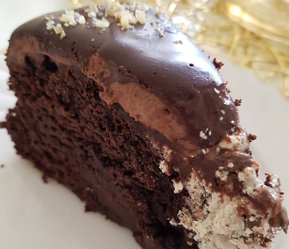 עוגת שוקולד כשרה לפסח ,עשירה מצופה בגאנש מוקצף וגנאש מריר
