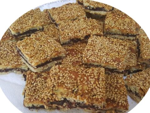 מעמול וריבועי בצק ותמרים מאותו בצק